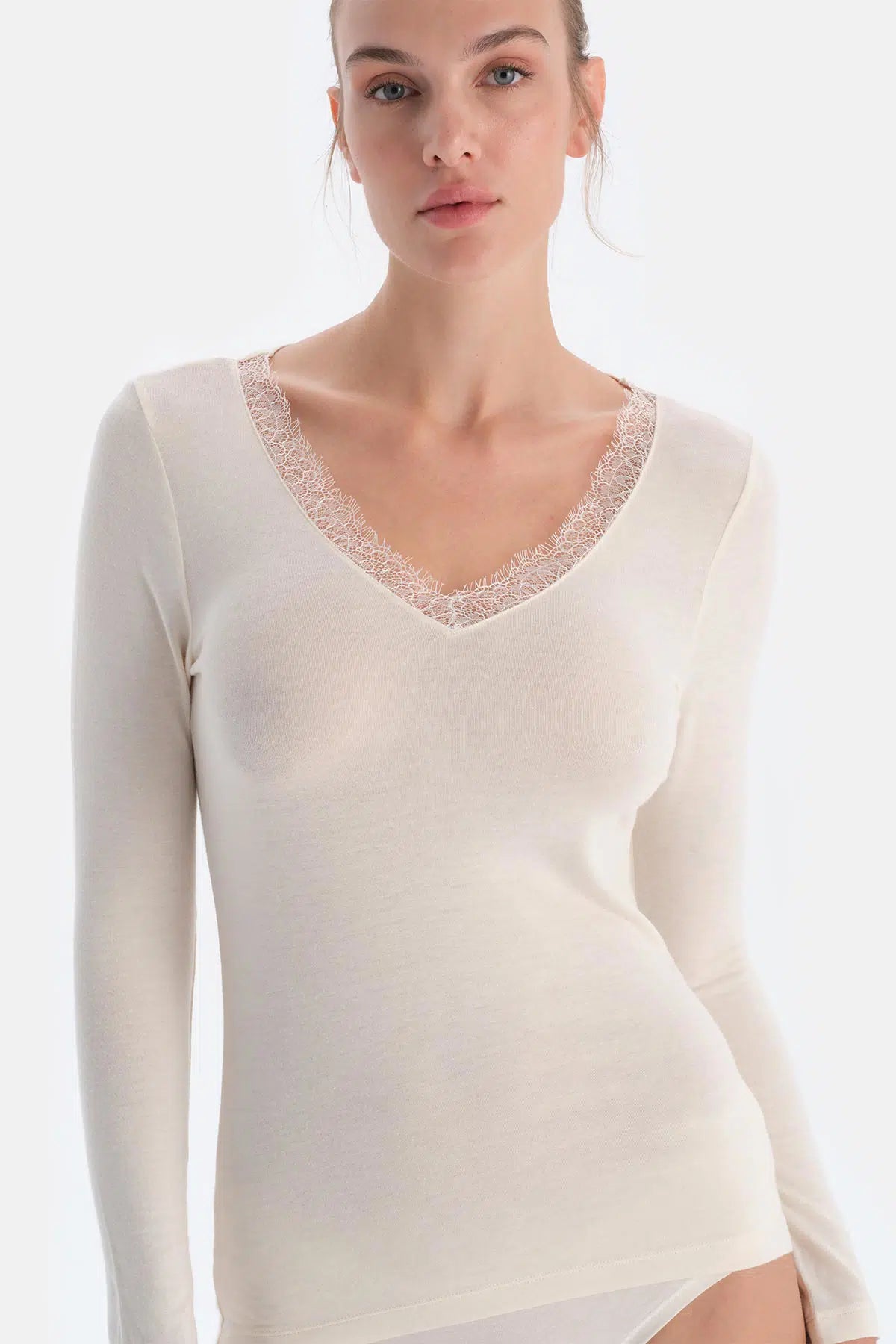 Ekru Modal Kaşmir Dantel Detaylı V Yaka Uzun Kollu Bluz
