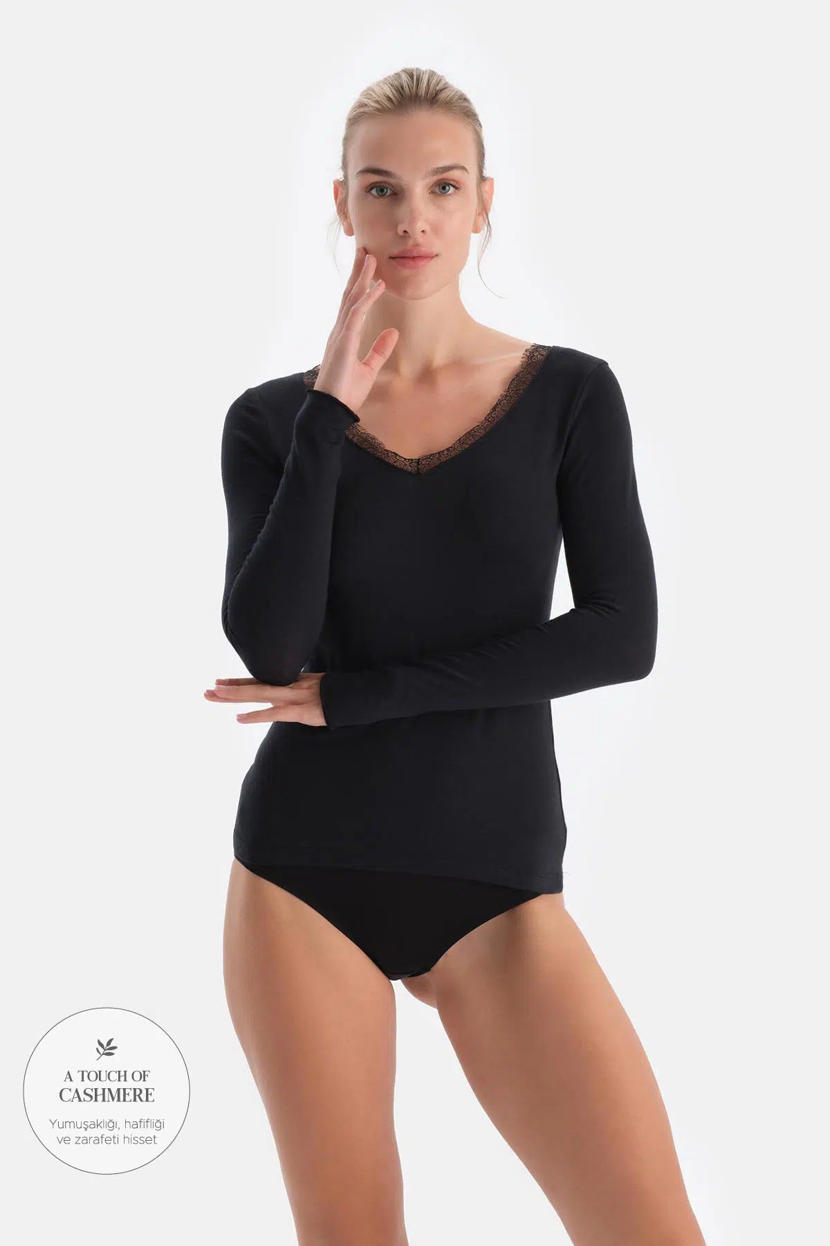 Siyah Modal Kaşmir Dantel Detaylı V Yaka Uzun Kollu Bluz