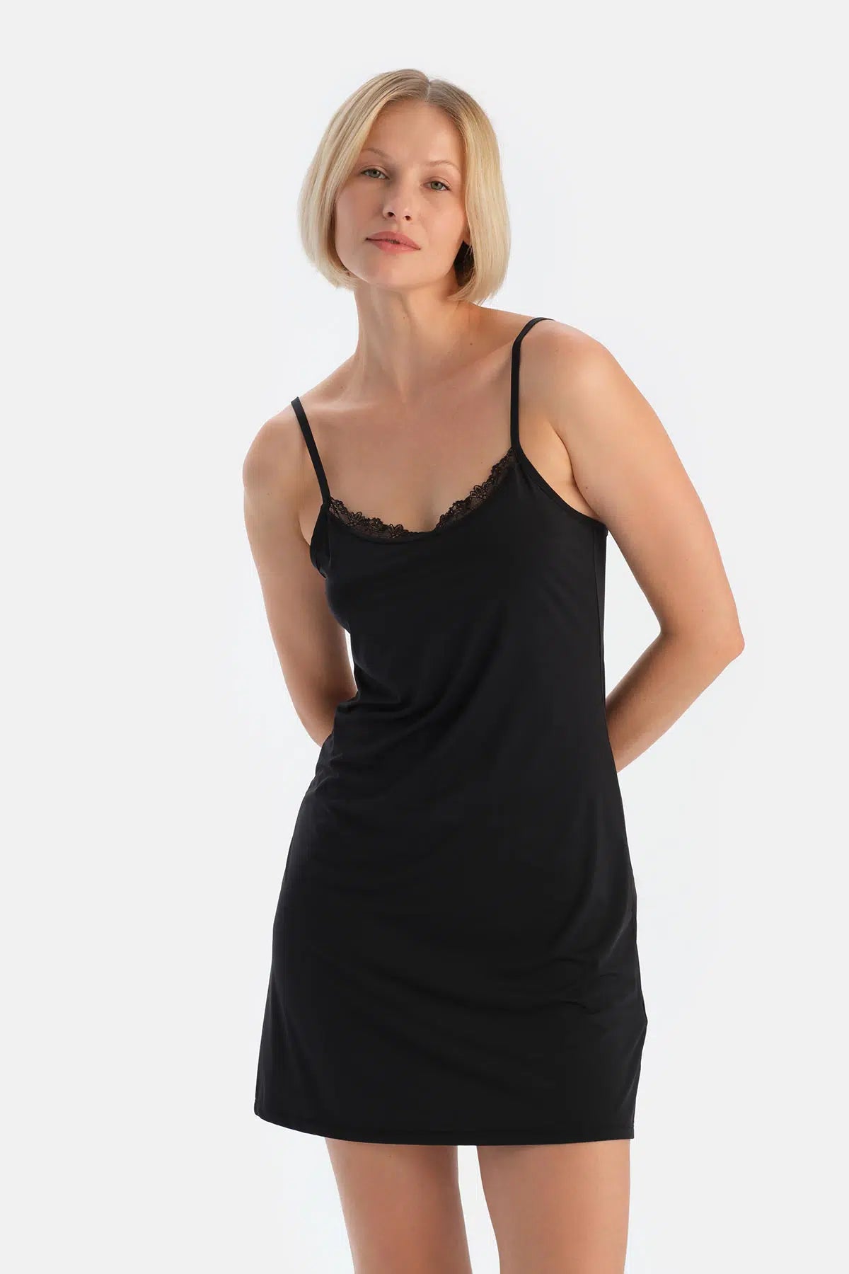 Siyah Ince Askılı Dantelli Jupon Elbise