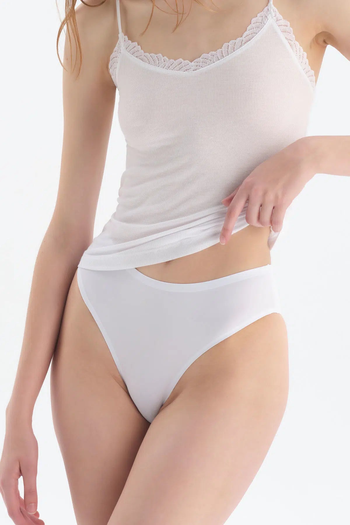 Beyaz Klasik Lazer Kesim Slip