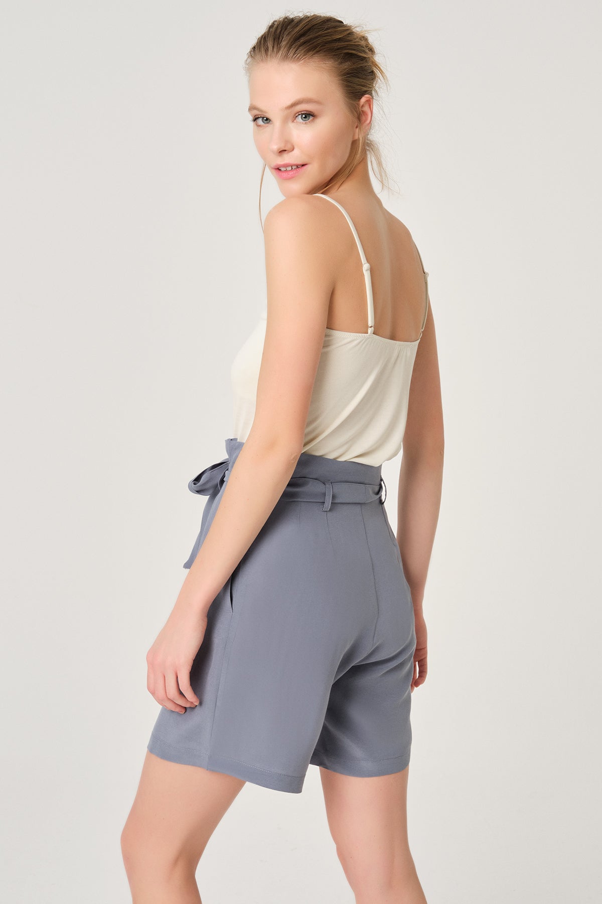 Mavi Pileli Bel Bağlamalı Şort