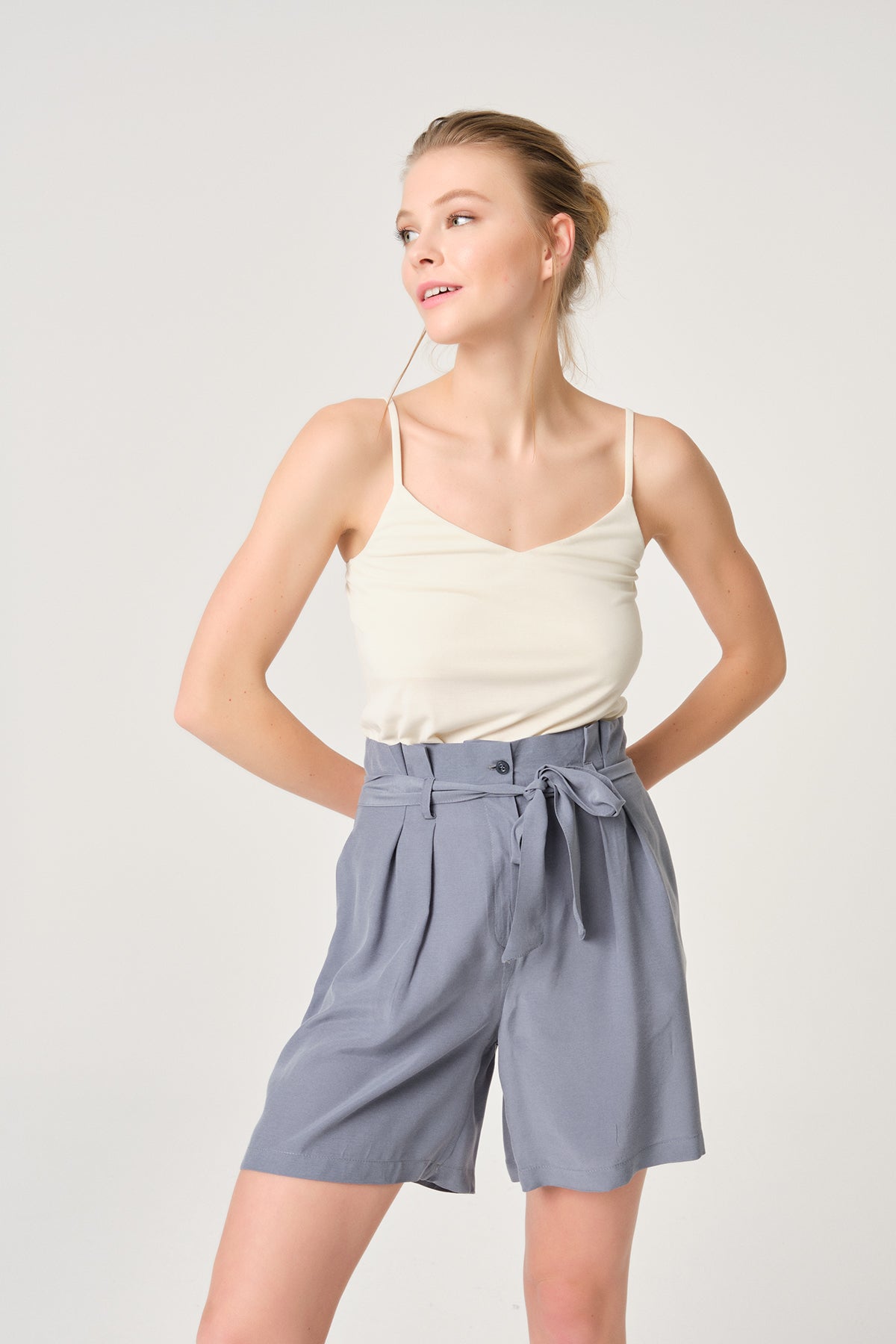 Mavi Pileli Bel Bağlamalı Şort