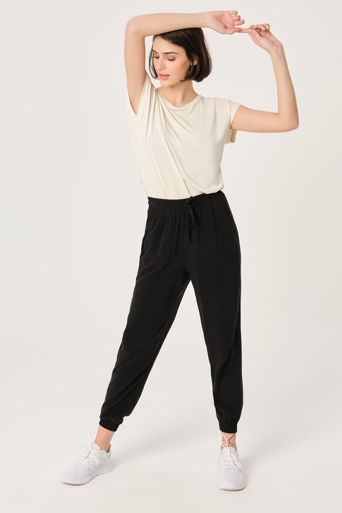 Siyah Lastik Paça Beli Bağcıklı Pantolon