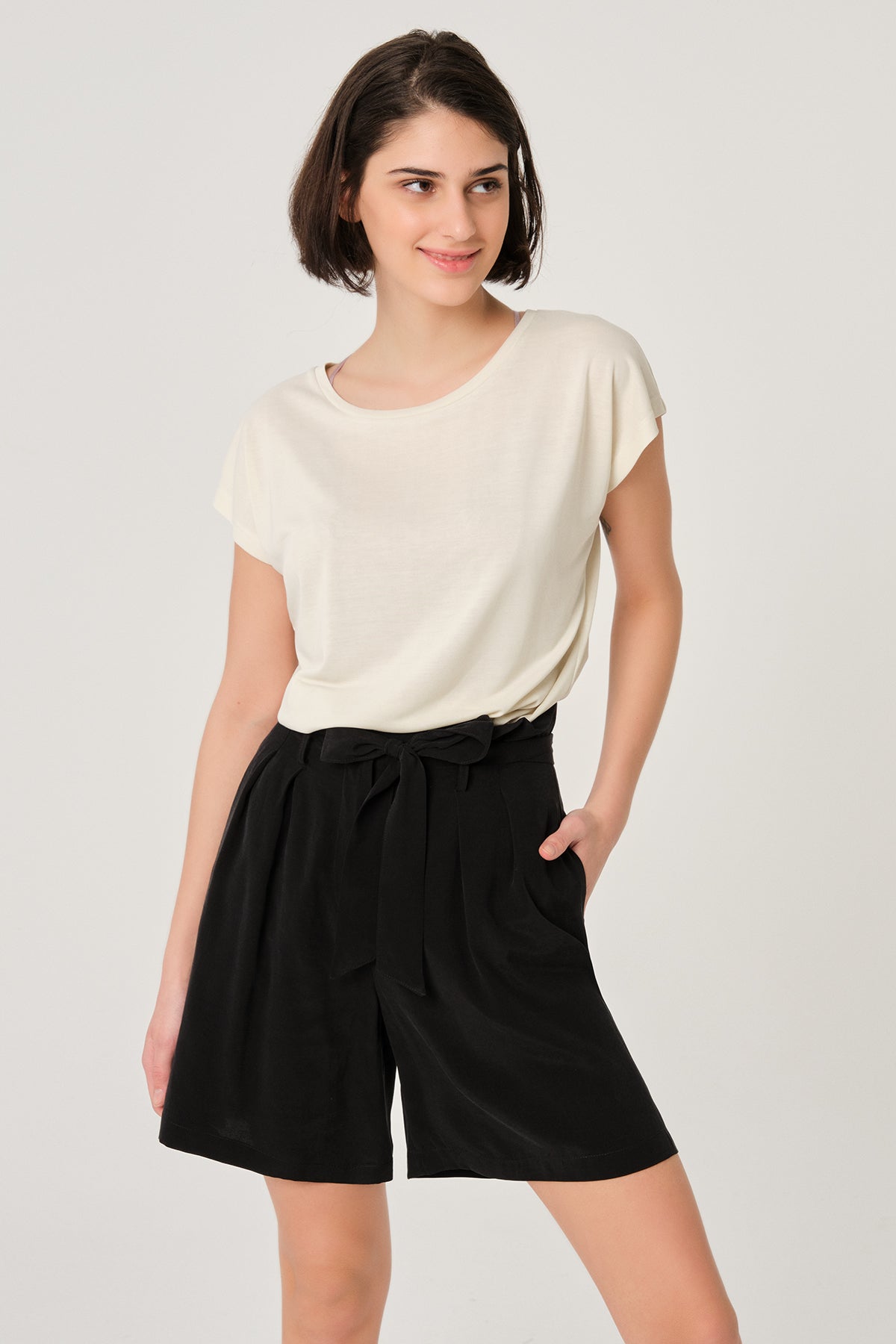 Ekru Geniş Yaka Kısa Kol T-Shirt