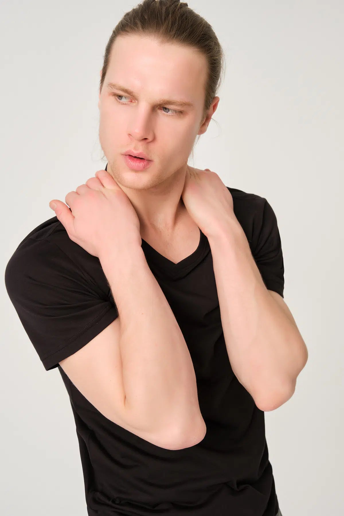 Siyah V Yaka Erkek T-Shirt