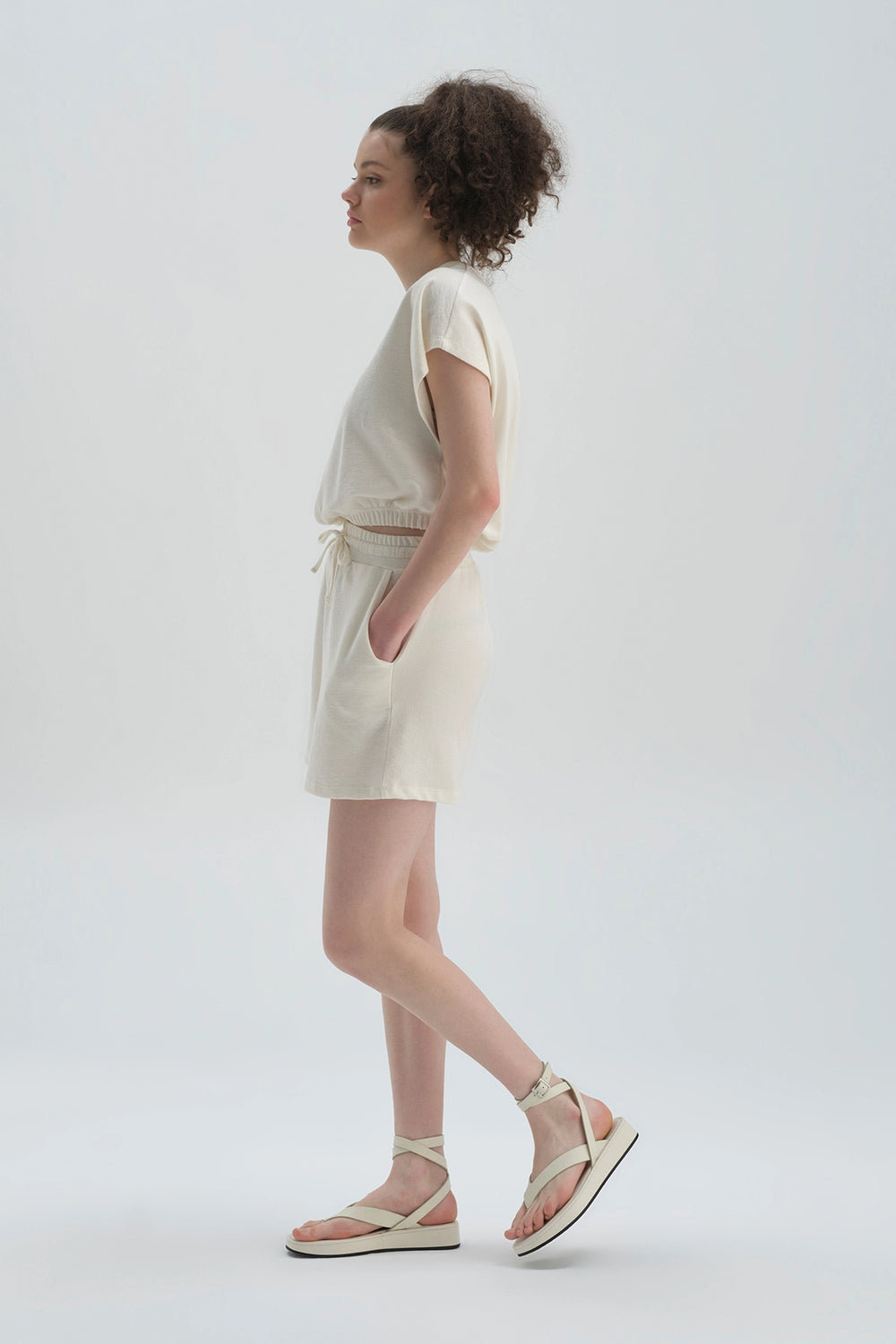 Ekru Bisiklet Yaka Pamuklu Crop T-Shirt