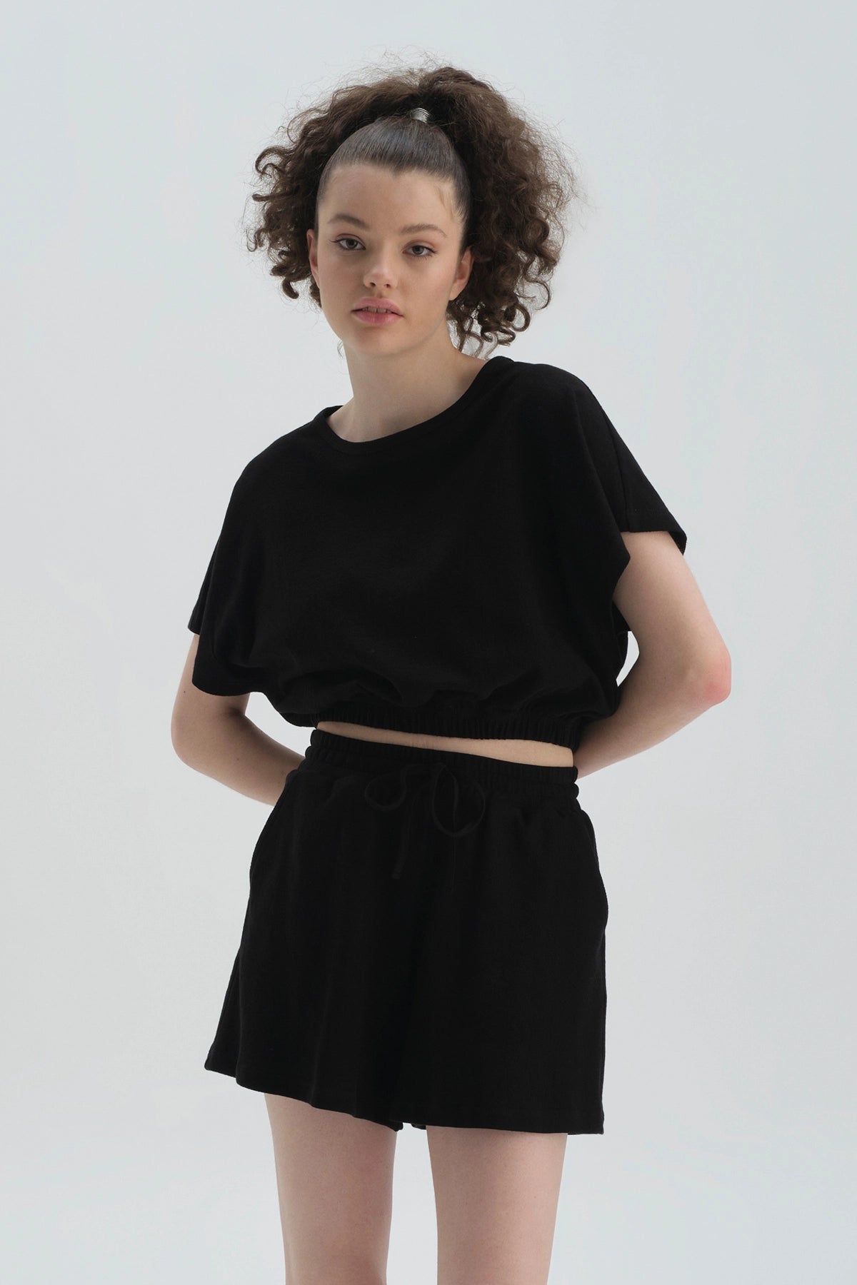 Siyah Bisiklet Yaka Pamuklu Crop T-Shirt