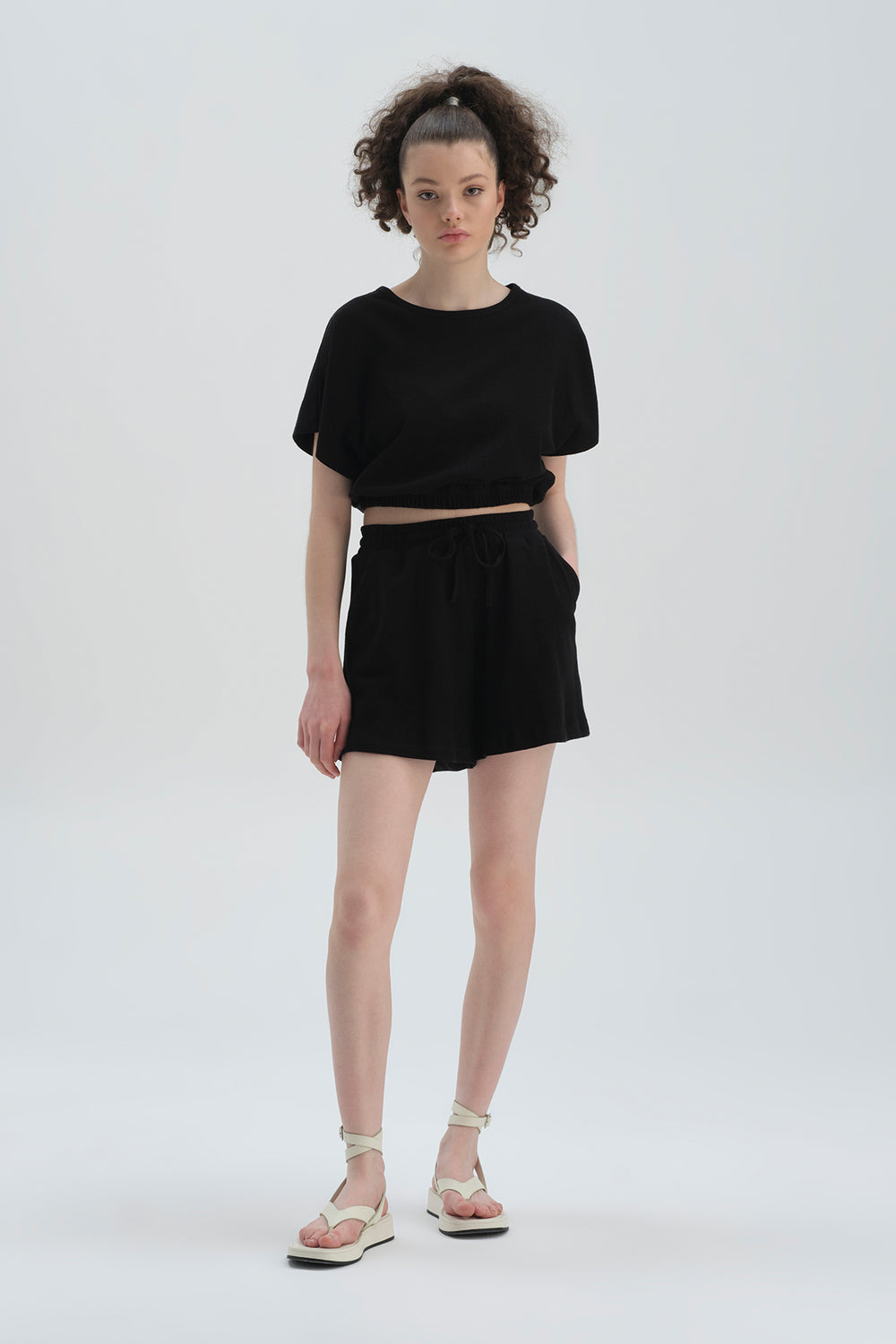 Siyah Bisiklet Yaka Pamuklu Crop T-Shirt