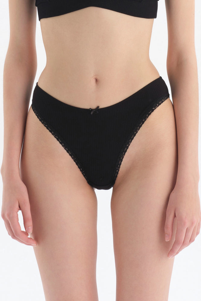 Siyah Dantel Detaylı Slıp