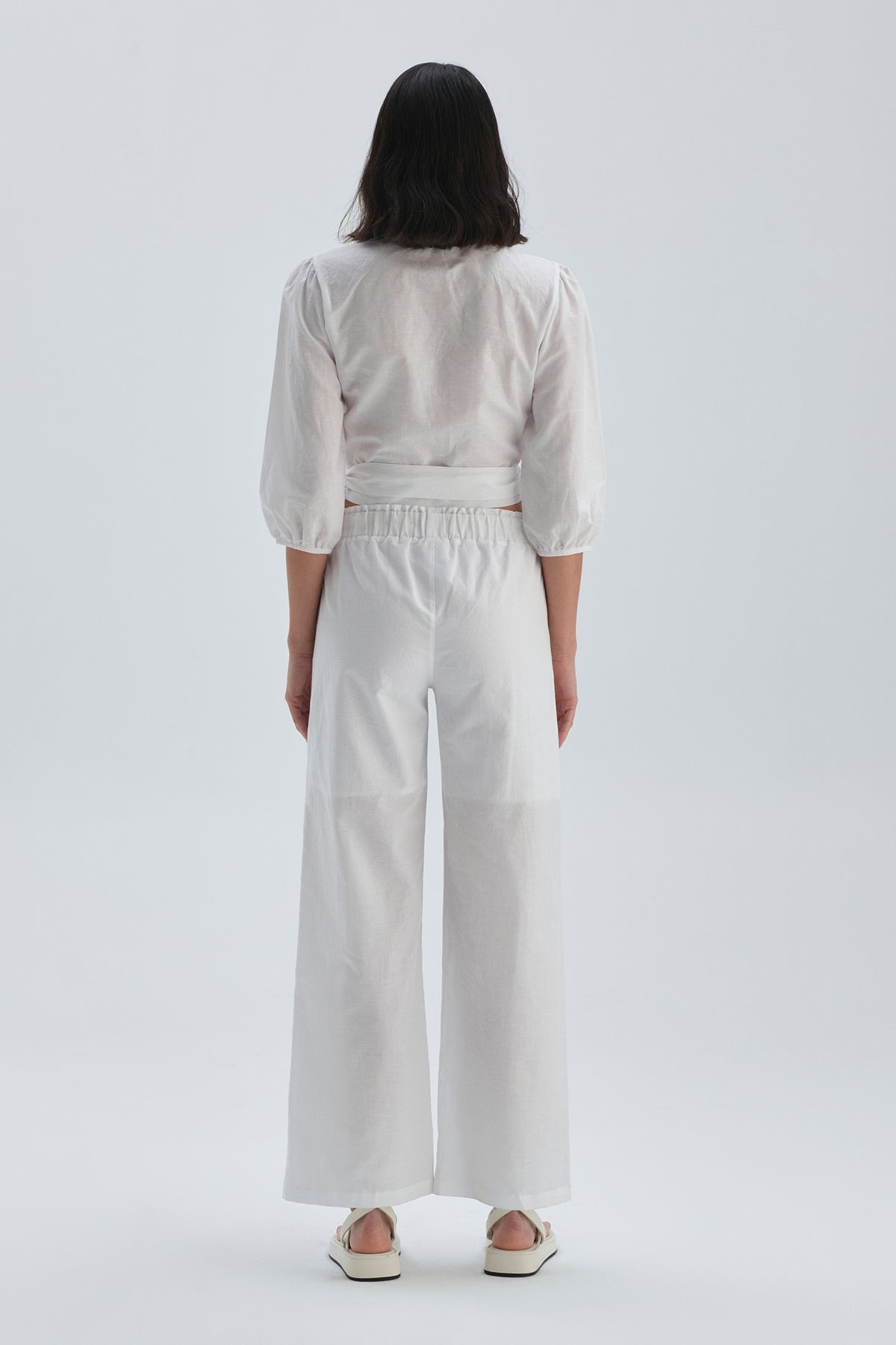 Beyaz Keten Çapraz Bağlama Detaylı Gömlek