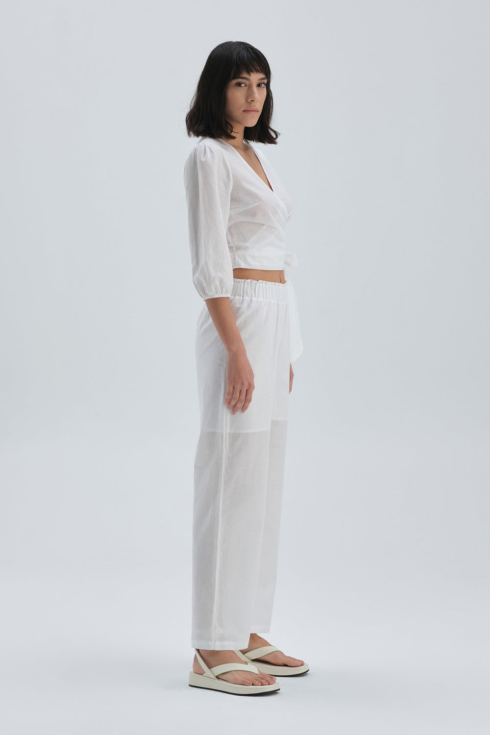 Beyaz Keten Çapraz Bağlama Detaylı Gömlek