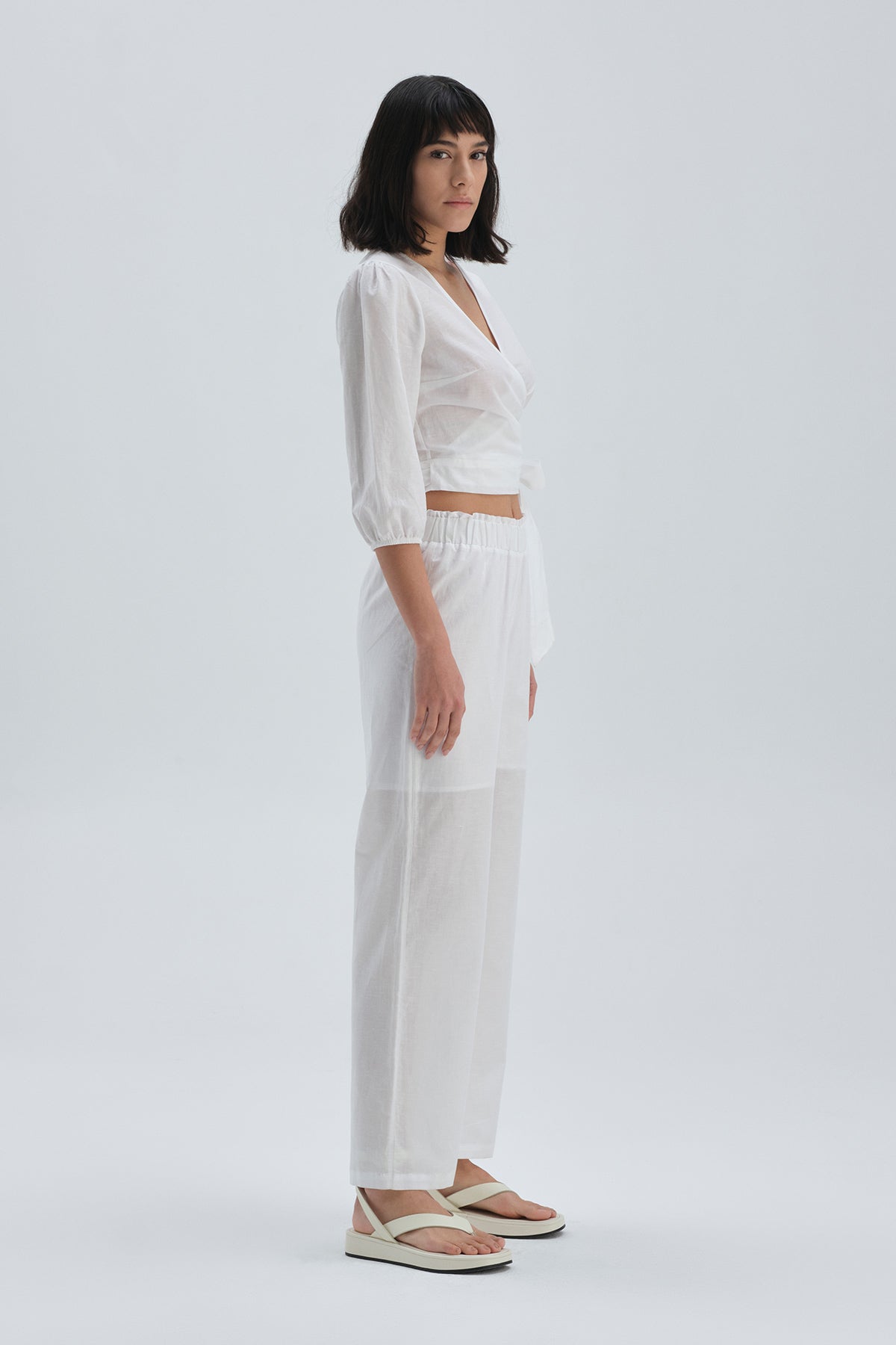 Beyaz Keten Çapraz Bağlama Detaylı Gömlek