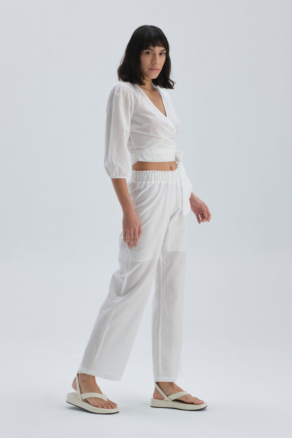 Beyaz Keten Çapraz Bağlama Detaylı Gömlek