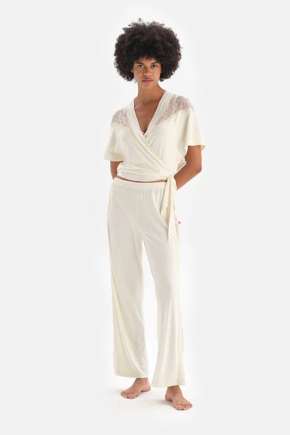 Ekru Dantel ve Bağlama Detaylı Viskon Bolero