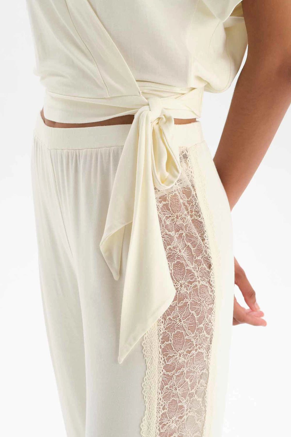 Ekru Dantel ve Bağlama Detaylı Viskon Bolero