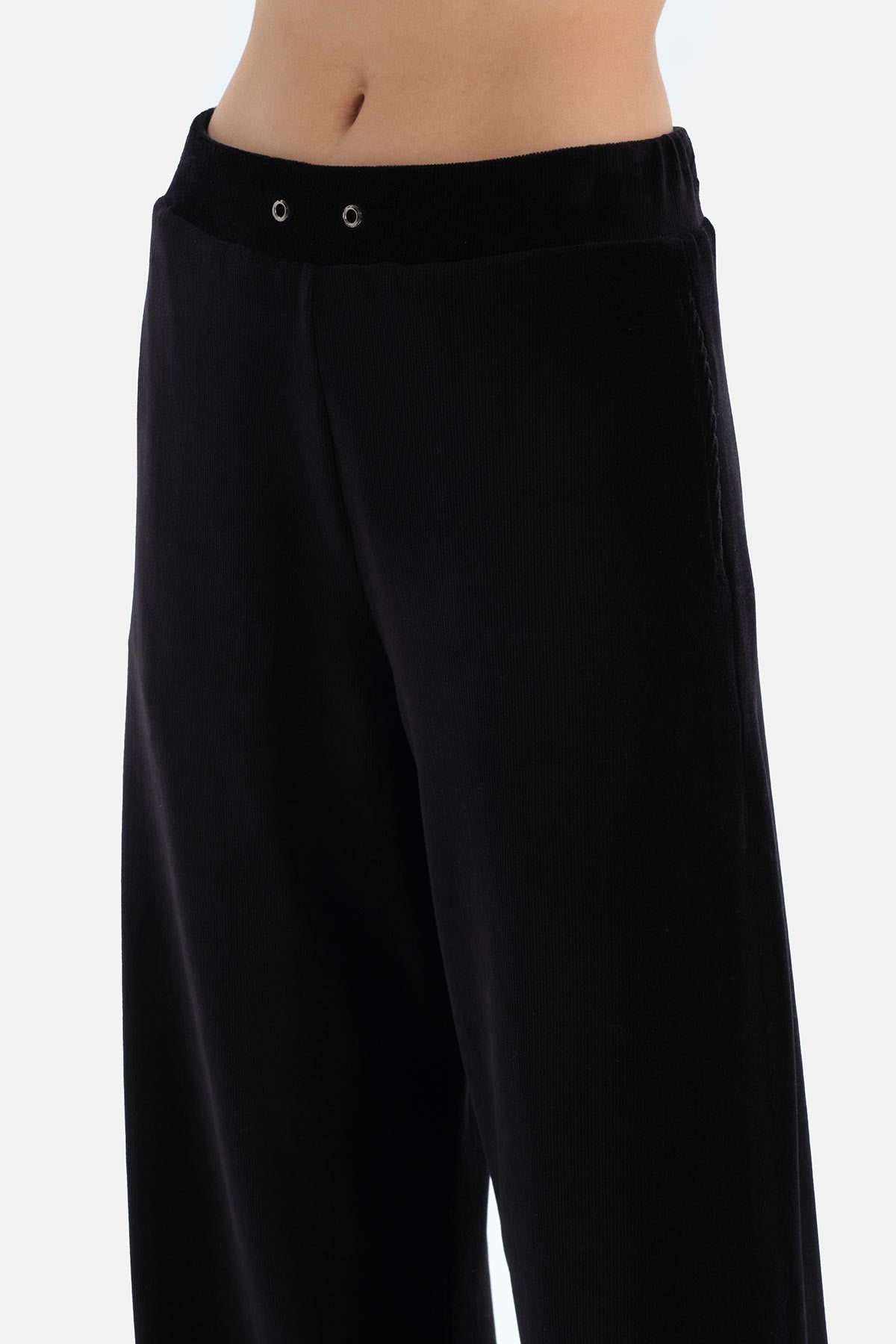 Siyah Bol Paça Yanlar Cepli Kadife Eşofman Altı