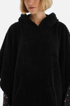 Siyah Saç Örgülü Kapüşonlu Polar Panço