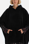 Siyah Saç Örgülü Kapüşonlu Polar Panço