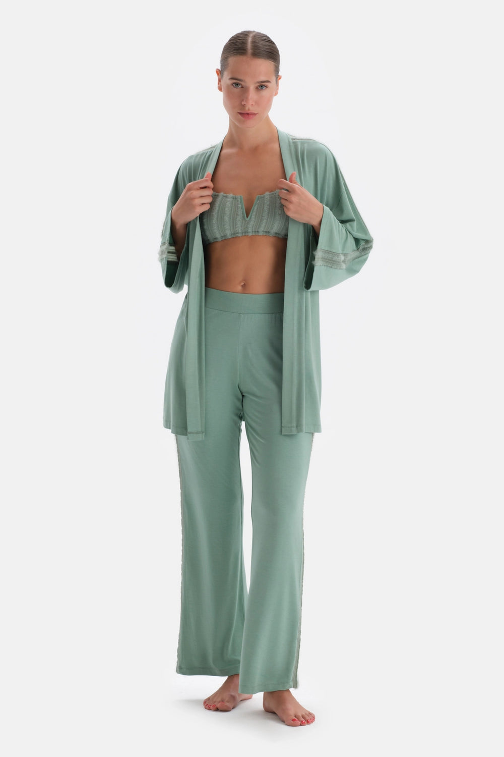 Yeşil Dantel Ve Bağlama Detaylı Viskon Sabahlık