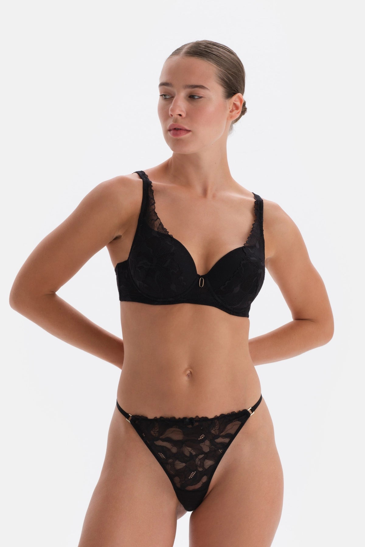 Siyah Dantel Ve Aksesuar Detaylı Dolgulu Sütyen