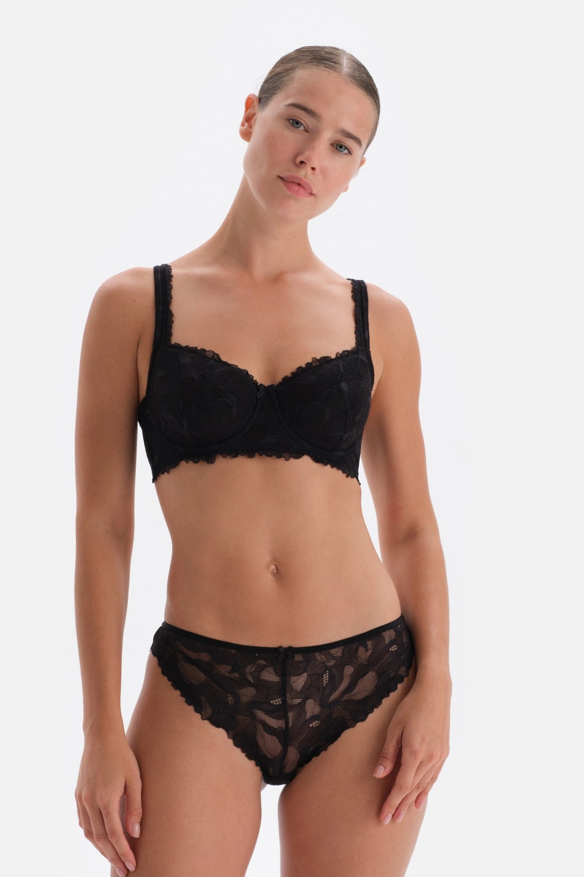 Siyah Dantelli Brazilian Külot