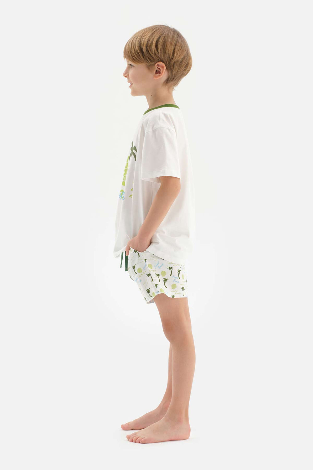 Beyaz Erkek Çocuk Palmiye Baskılı Şortlu Pijama Takımı