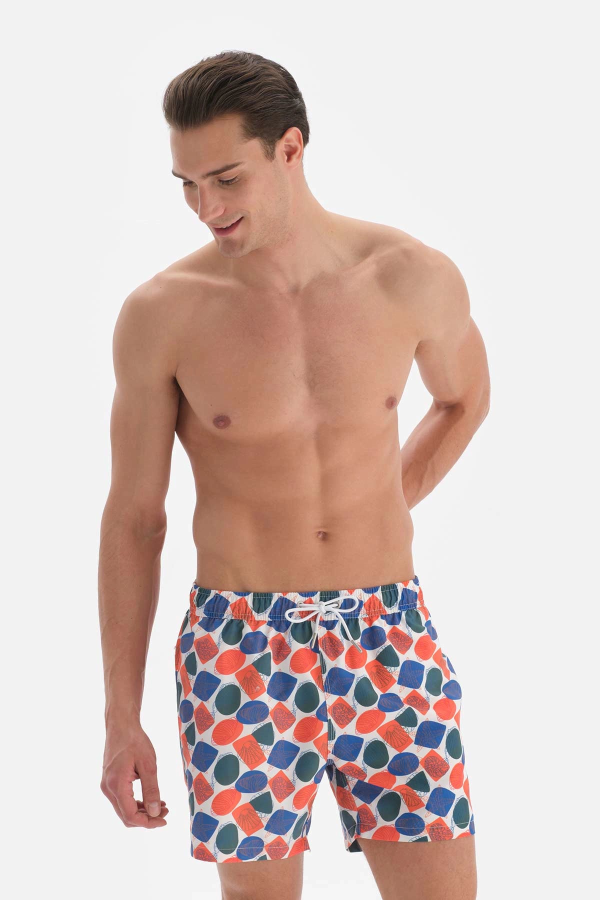 Beyaz - Turuncu Deniz Yıldızı Desenli Kısa Deniz Şortu