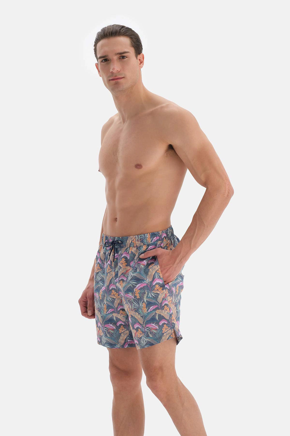 Füme - Fuşya Yaprak Desenli Orta Deniz Şortu