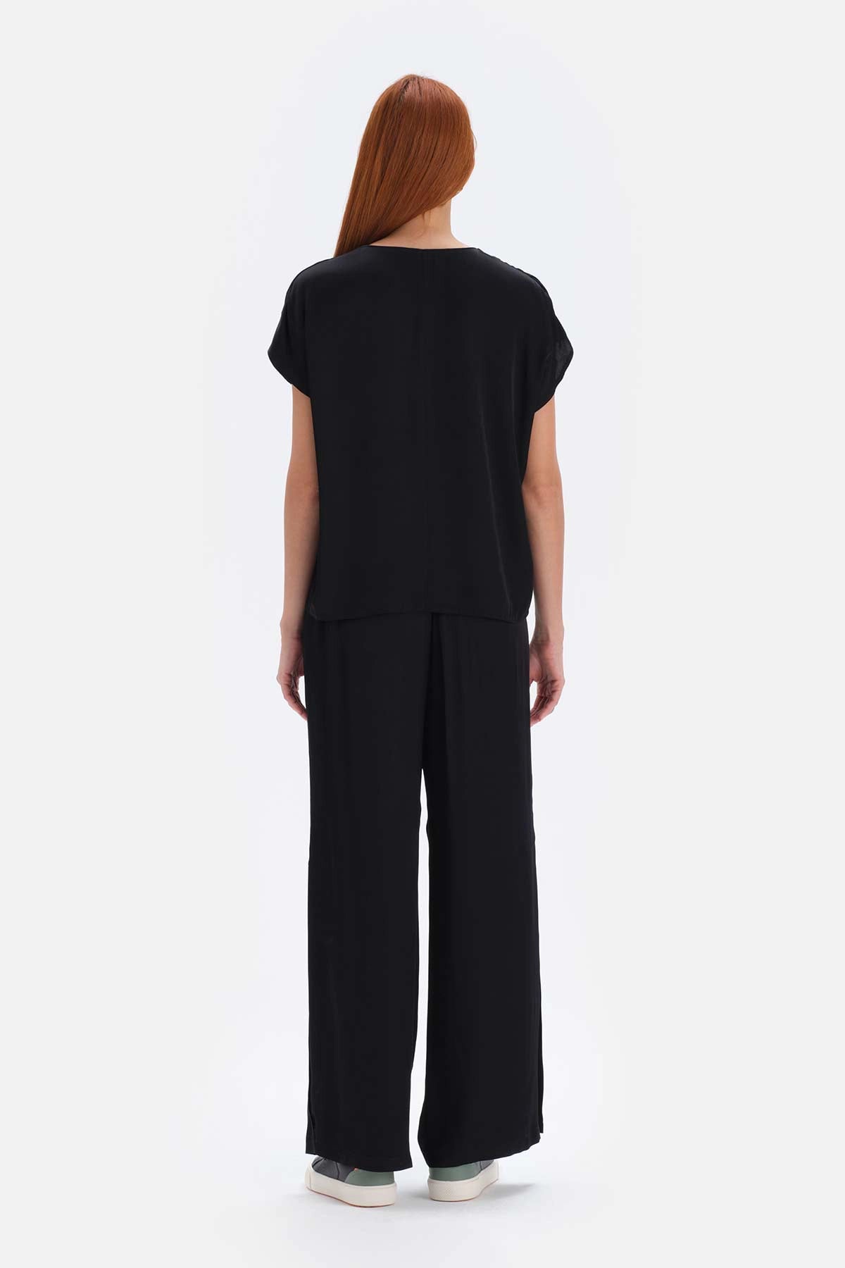 Siyah Saten Yüzeyli Plikaşeli Bluz