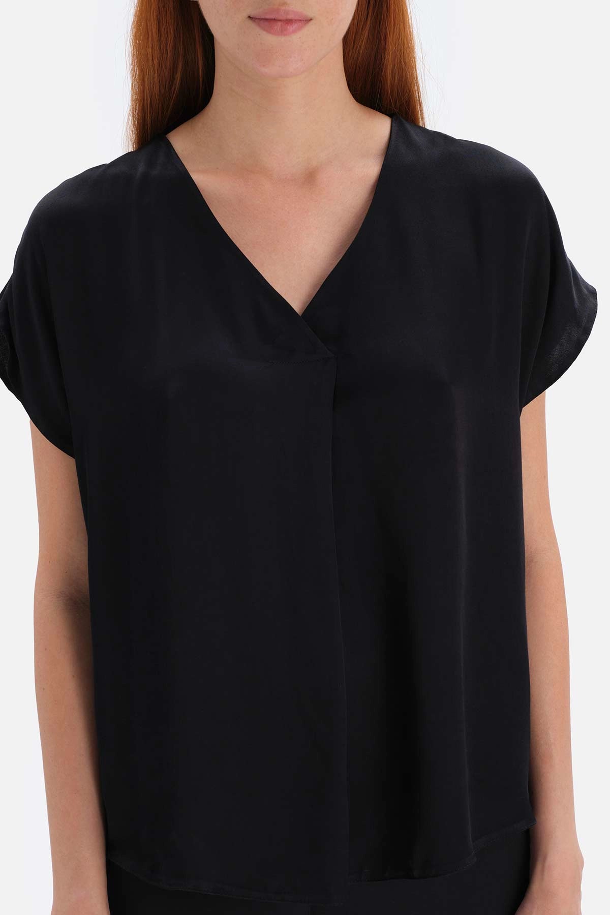 Siyah Saten Yüzeyli Plikaşeli Bluz