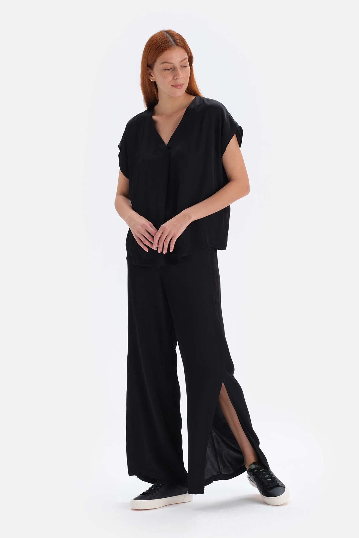 Siyah Saten Yüzeyli Plikaşeli Bluz