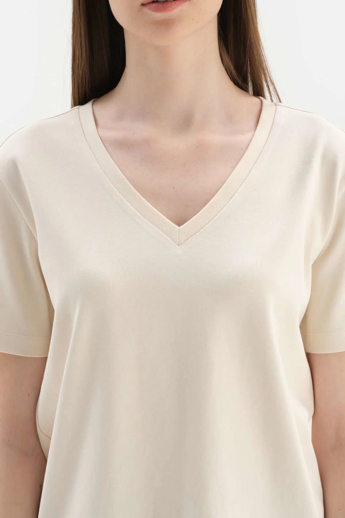 Ekru V Yaka Interlok Pamuklu Kısa Kollu Tişört