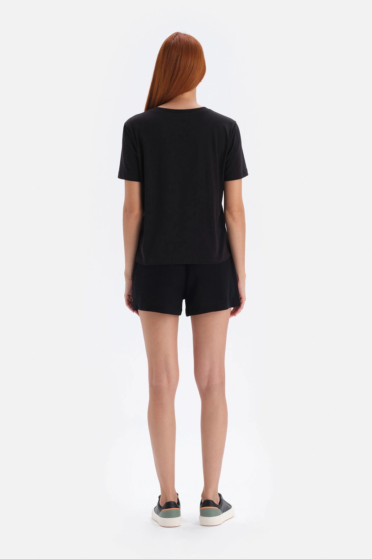 Siyah V Yaka Interlok Pamuklu Kısa Kollu Tişört