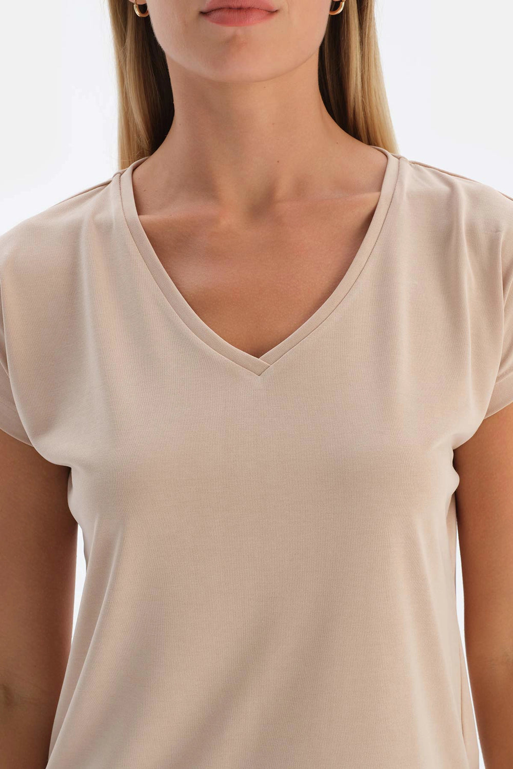 Bej V Yaka Düşük Kol Cupro Tişört