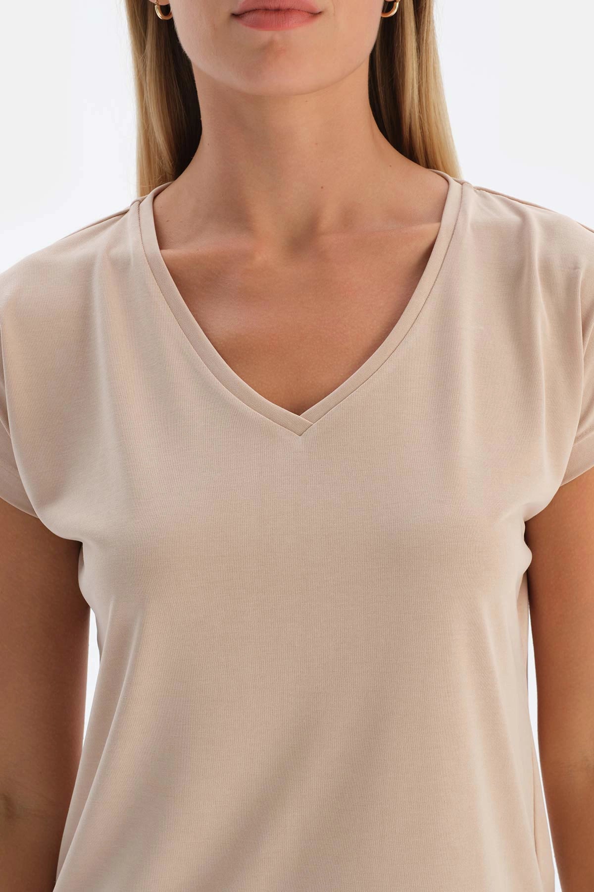 Bej V Yaka Düşük Kol Cupro Tişört