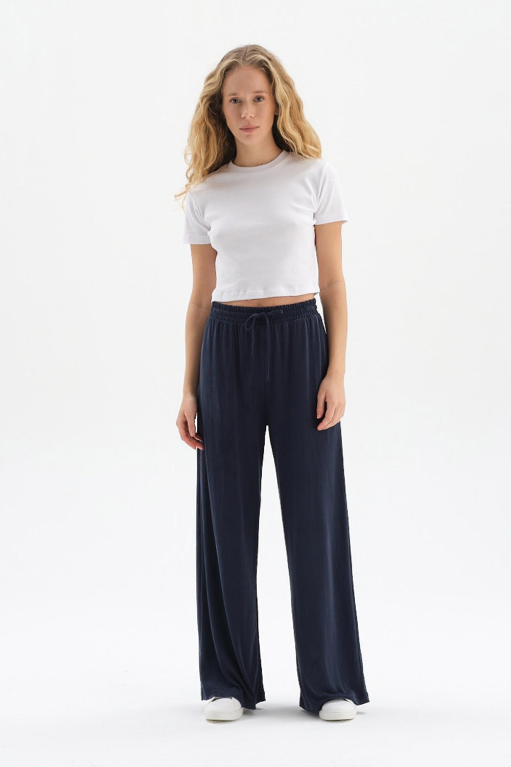 Beyaz Bisiklet Yaka Kısa Kol Crop T-Shirt