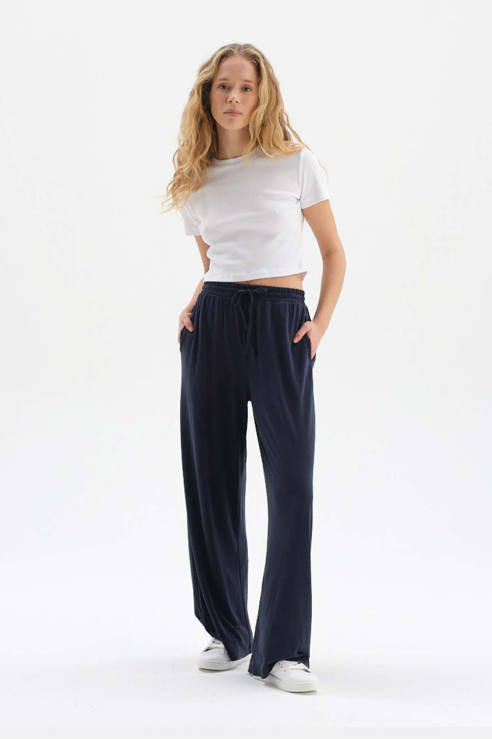 Beyaz Bisiklet Yaka Kısa Kol Crop T-Shirt