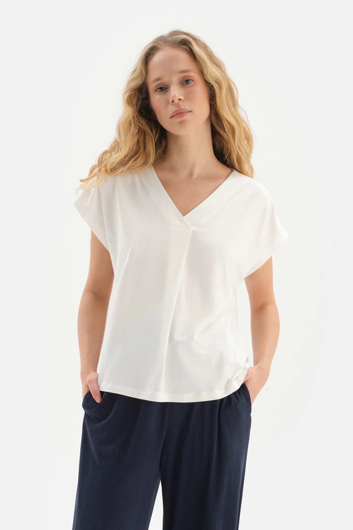 Beyaz V Yaka Önü Pili Detaylı Viskon T-Shirt