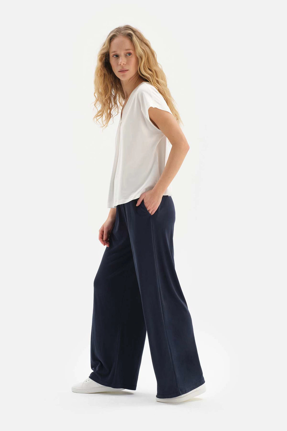 Beyaz V Yaka Önü Pili Detaylı Viskon T-Shirt