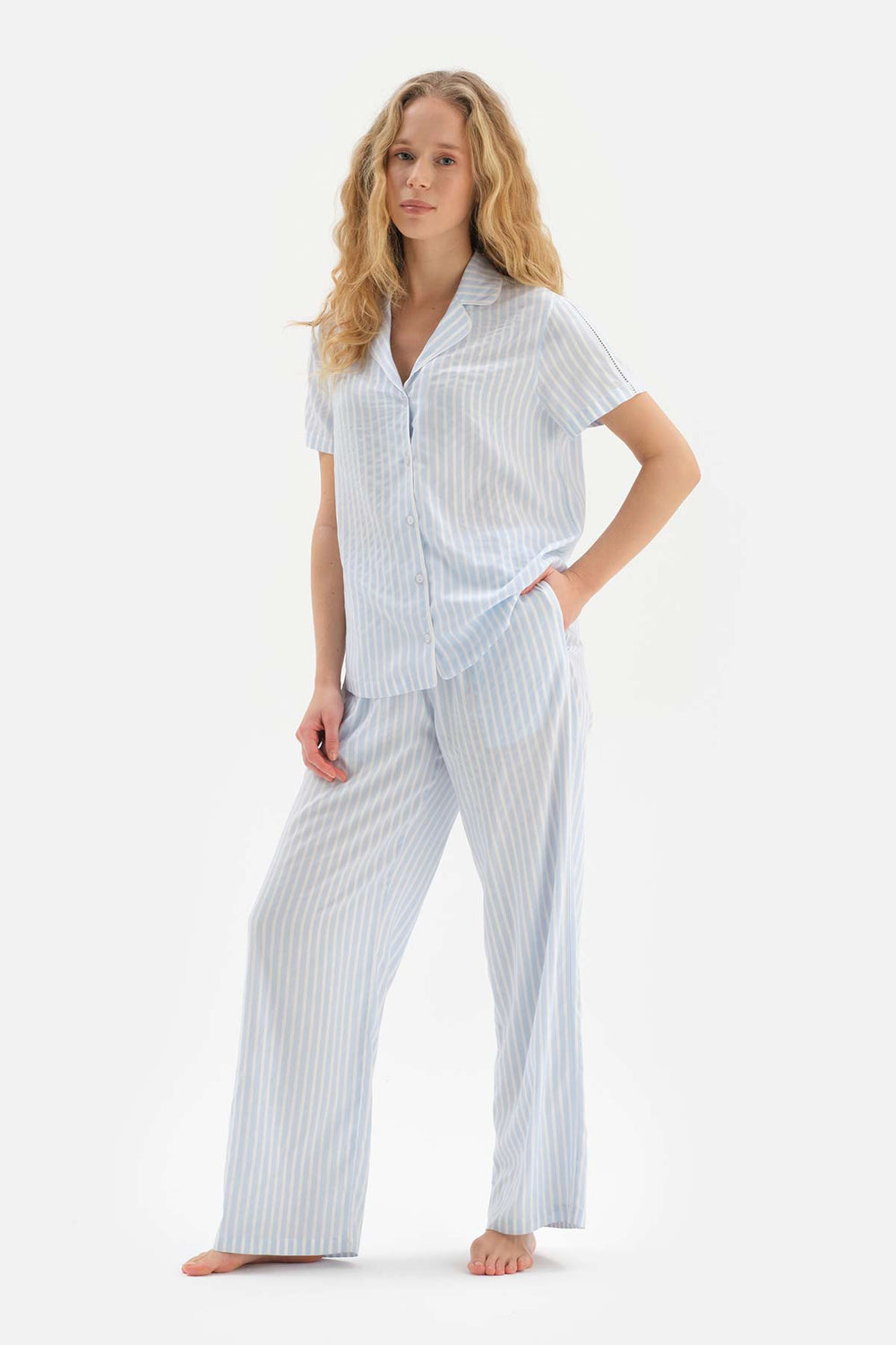 Açıkmavi Çizgili Biye Detaylı Viskon Pijama Takımı