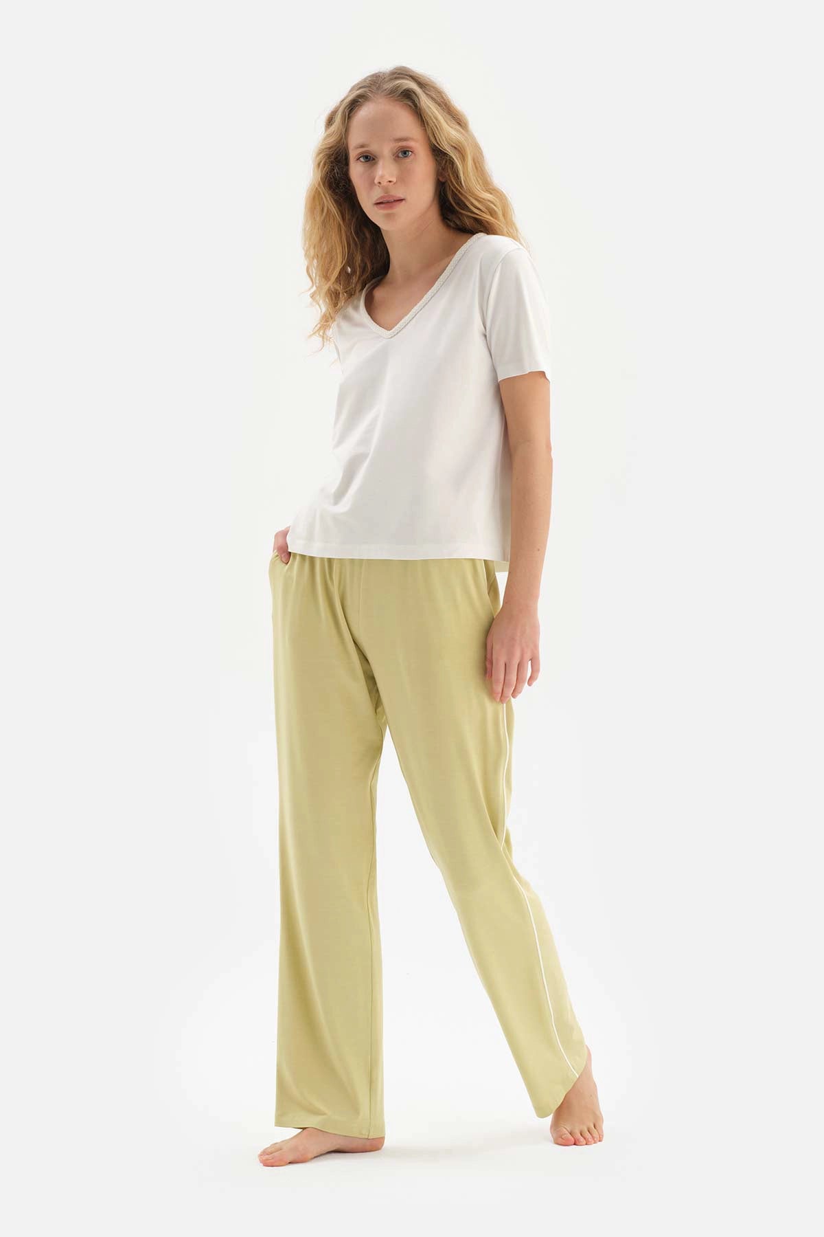 Beyaz V Yaka Kısa Kollu Pamuklu Pijama Takımı