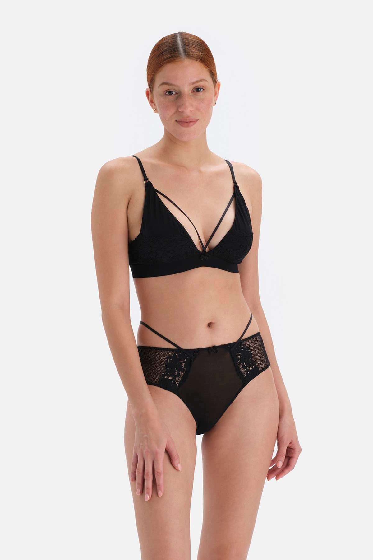 Siyah Dolgusuz Kaplı Göğüs Ipi Dekolteli Dantelli Sütyen