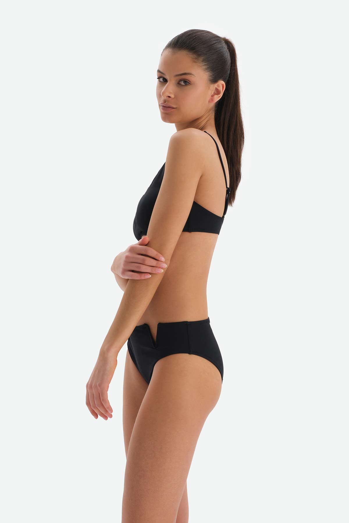 Siyah Üçgen Geniş V Tel Bikini Üstü