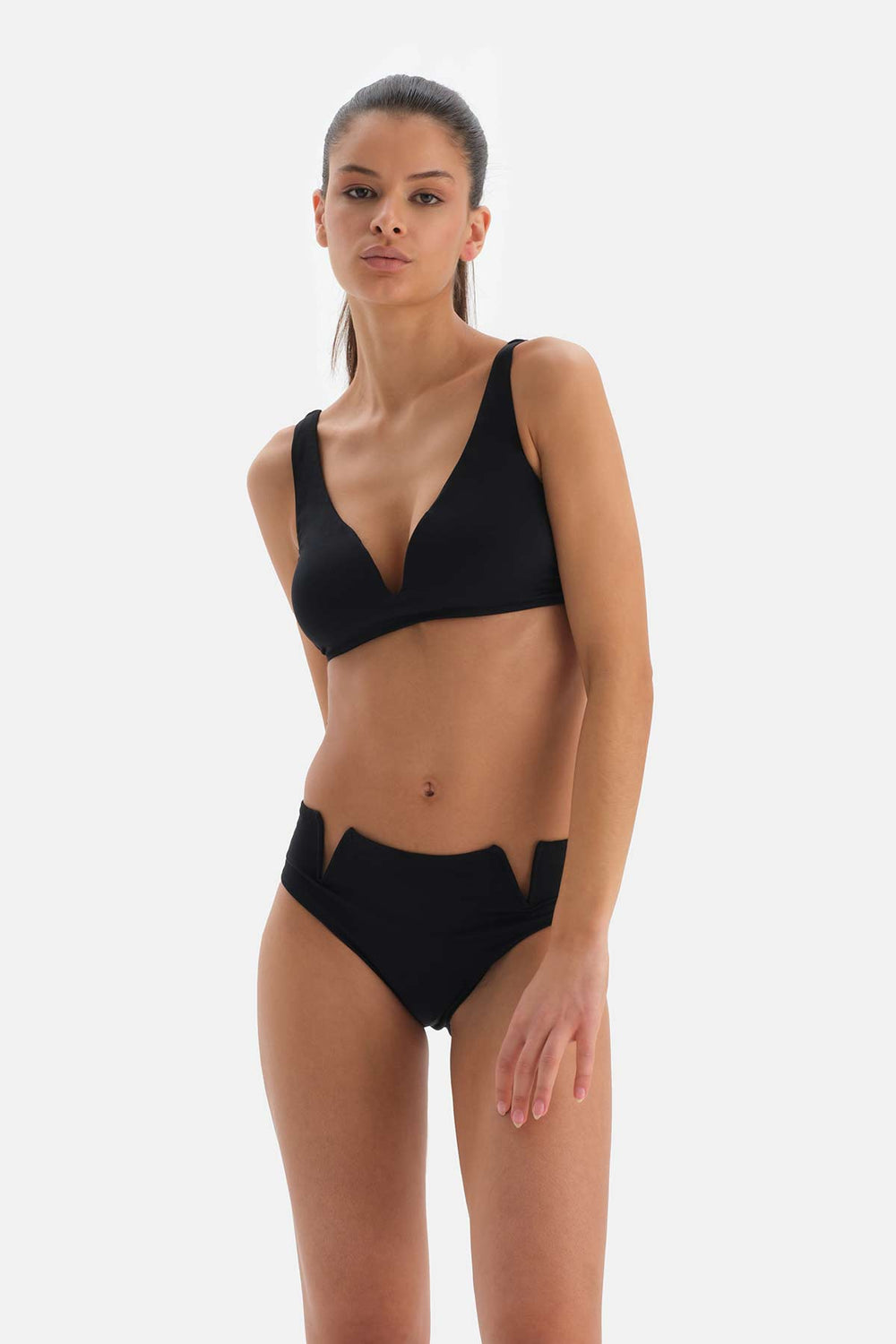 Siyah Üçgen Geniş V Tel Bikini Üstü