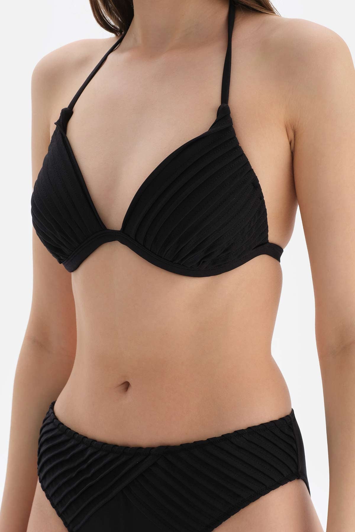 Siyah Üçgen Kaplı Bikini Üstü