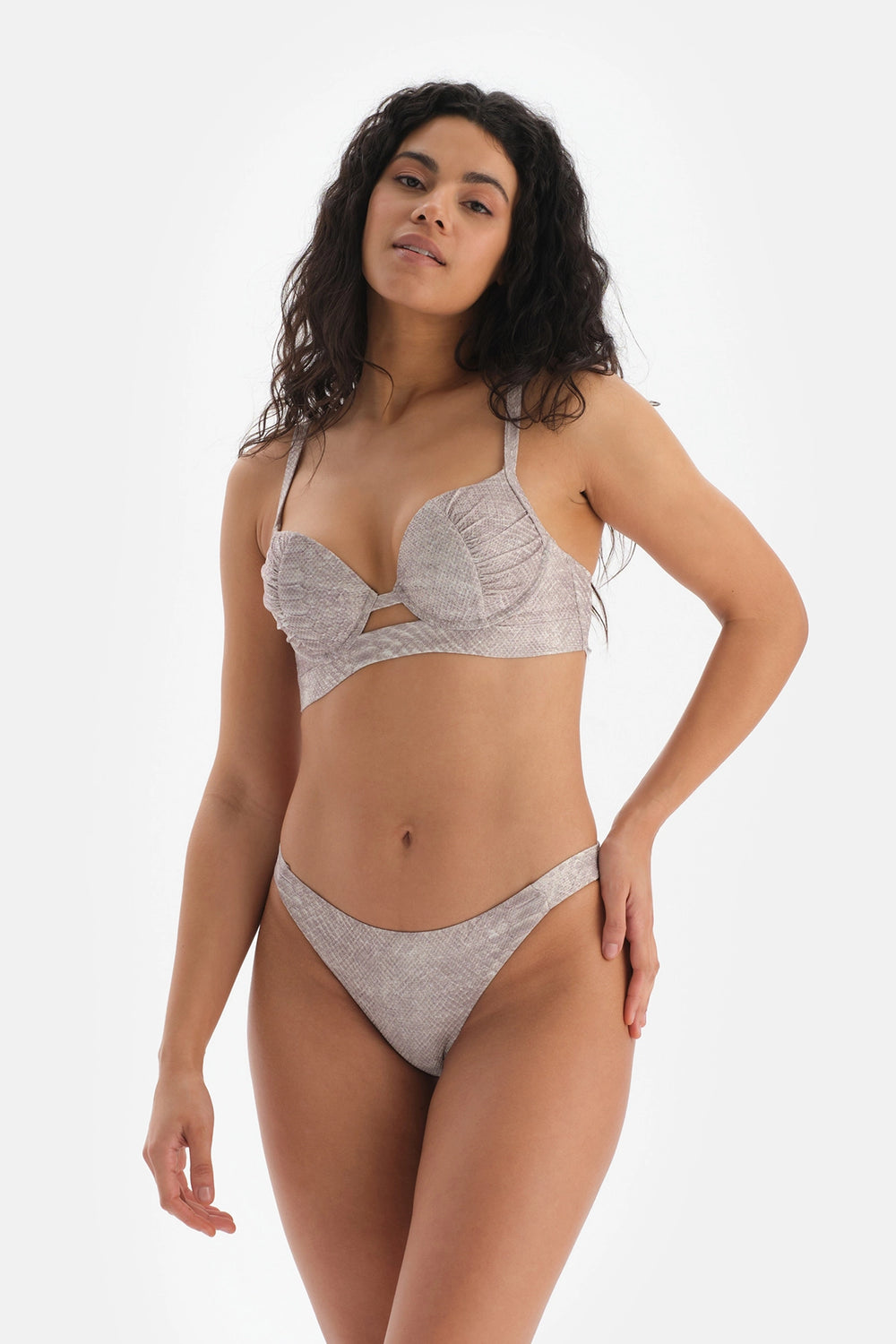 Bej Dolgulu Bikini Üstü