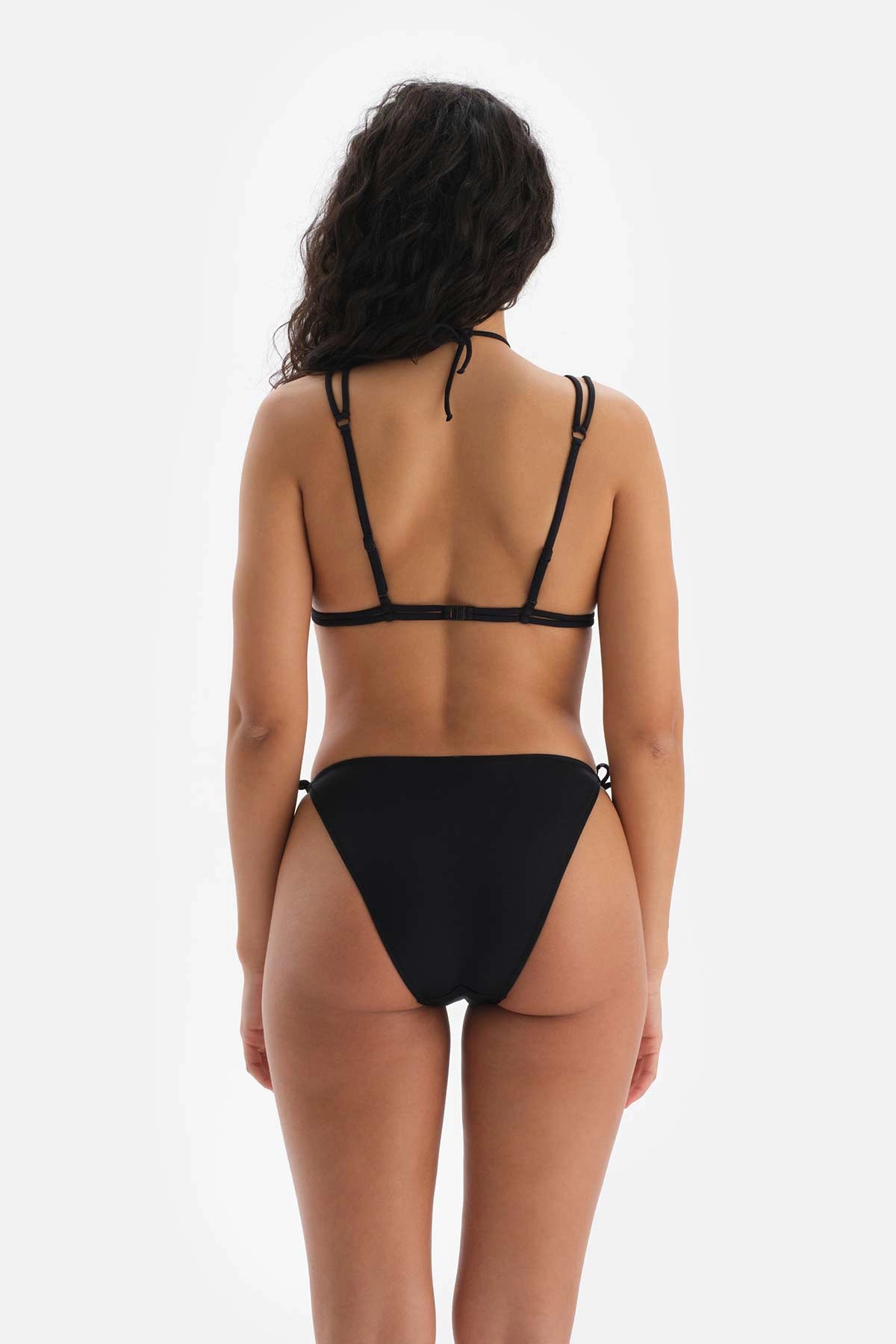 Siyah Üçgen Kaplı Bikini Üstü