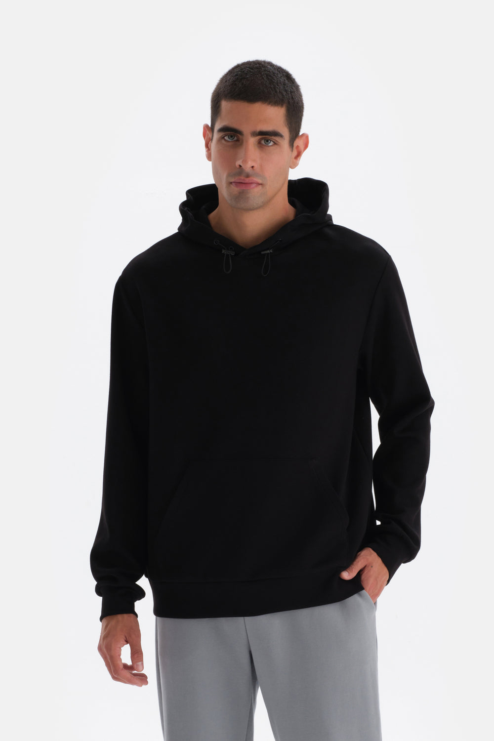 Siyah Kapüşonlu Uzun Kollu Sweatshırt