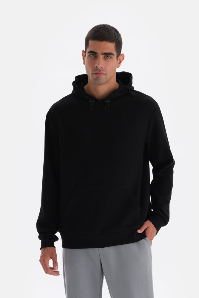 Siyah Kapüşonlu Uzun Kollu Sweatshırt