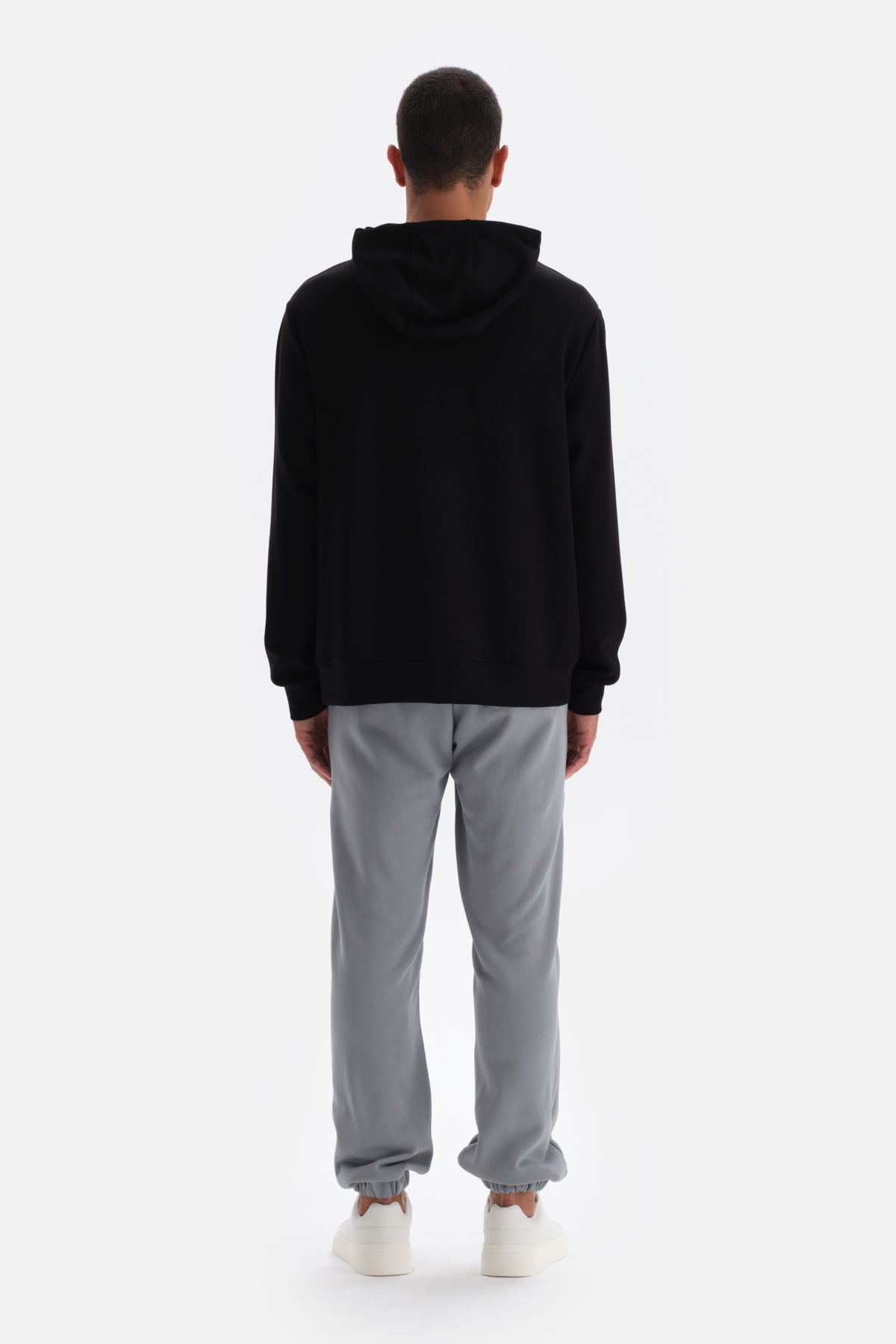 Siyah Kapüşonlu Uzun Kollu Sweatshırt